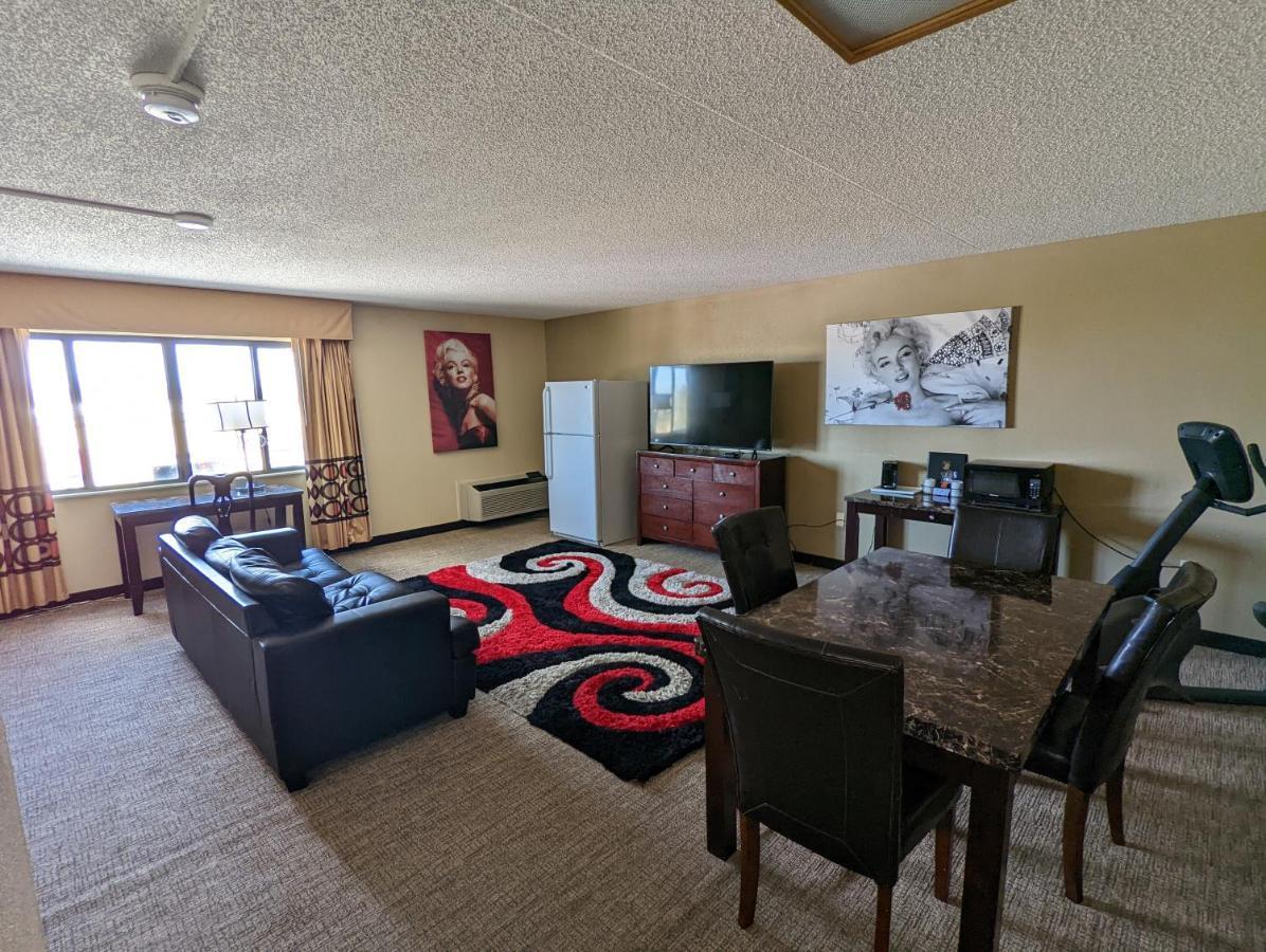 Hotel Super 8 By Wyndham Wichita North Extérieur photo