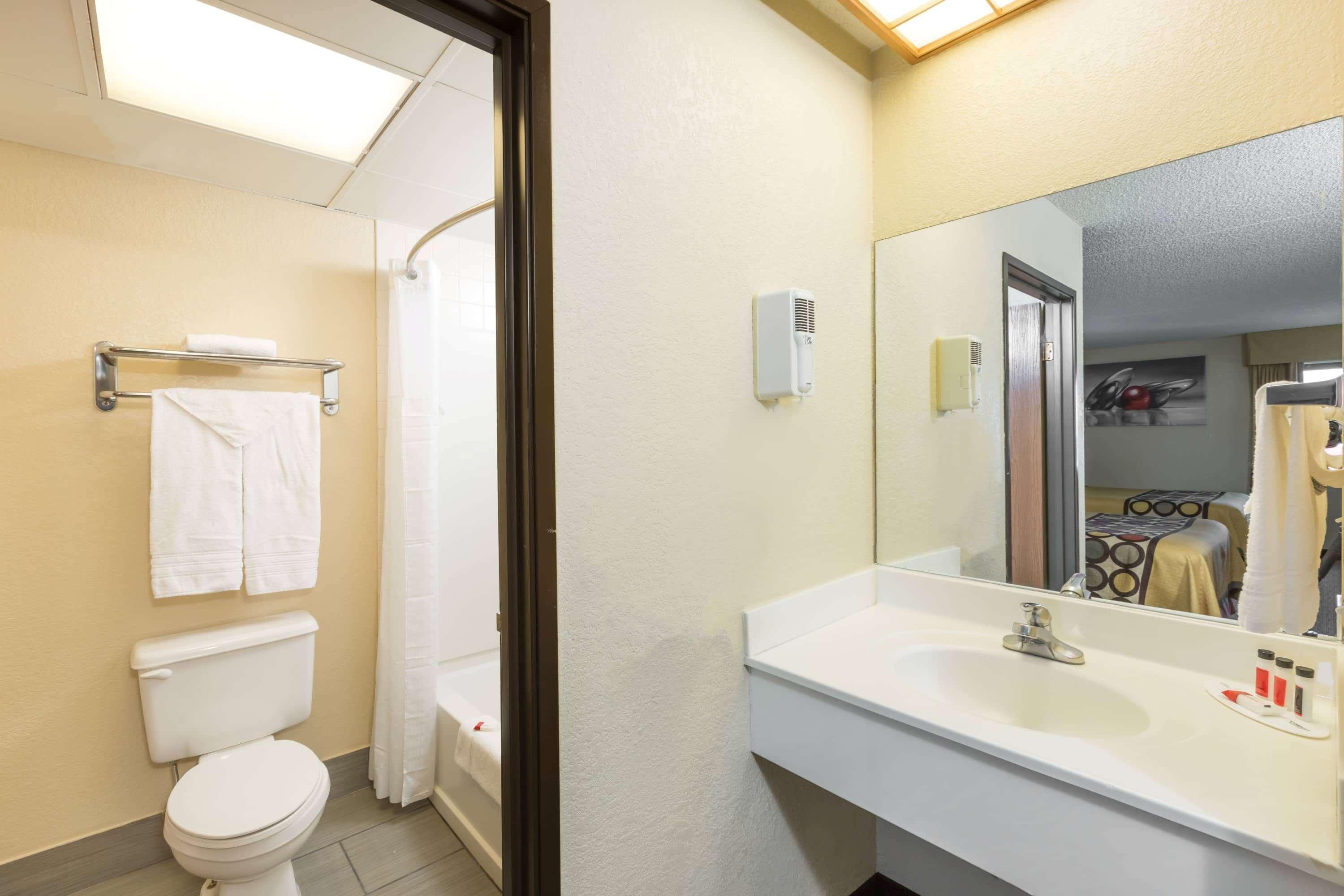Hotel Super 8 By Wyndham Wichita North Extérieur photo