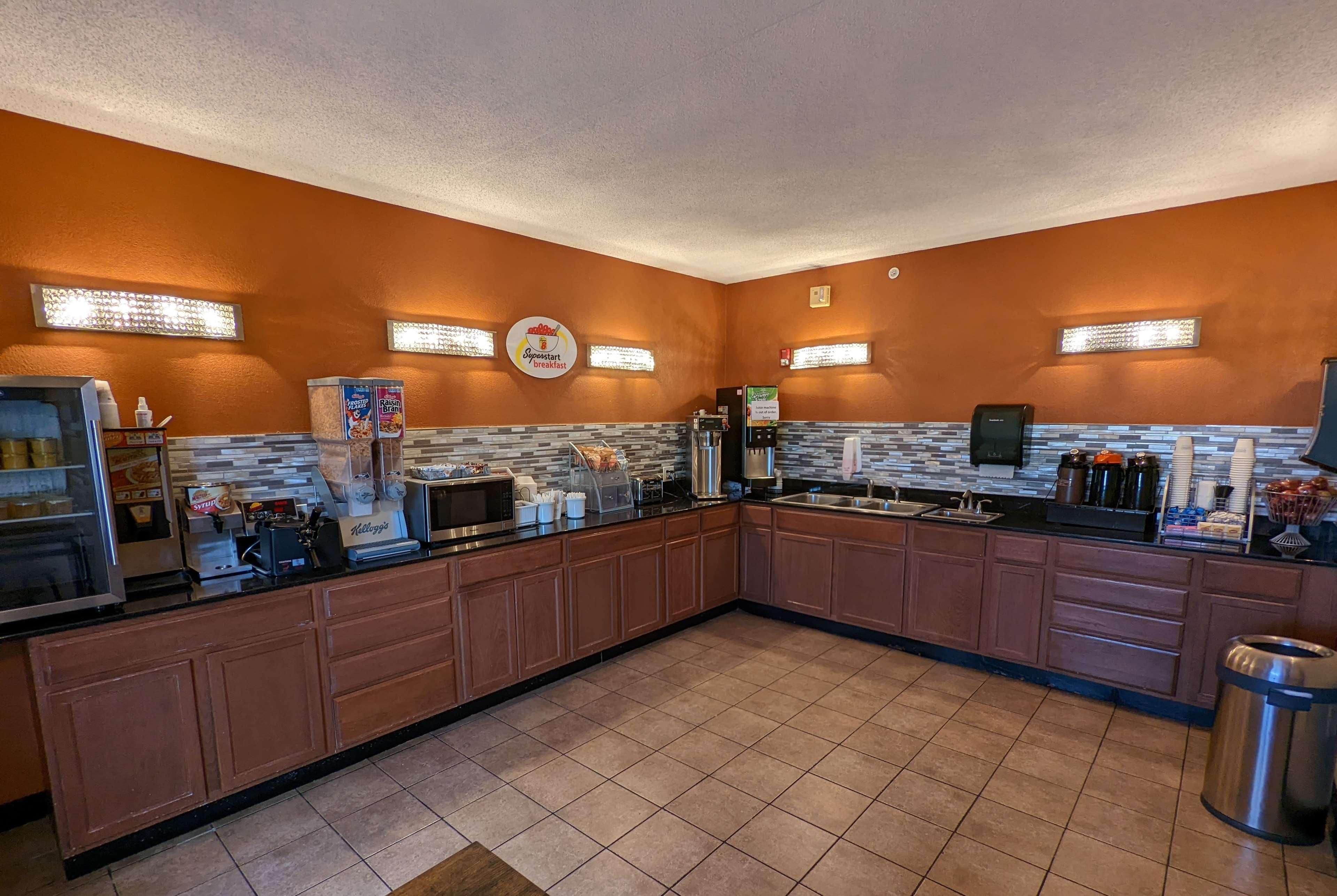 Hotel Super 8 By Wyndham Wichita North Extérieur photo