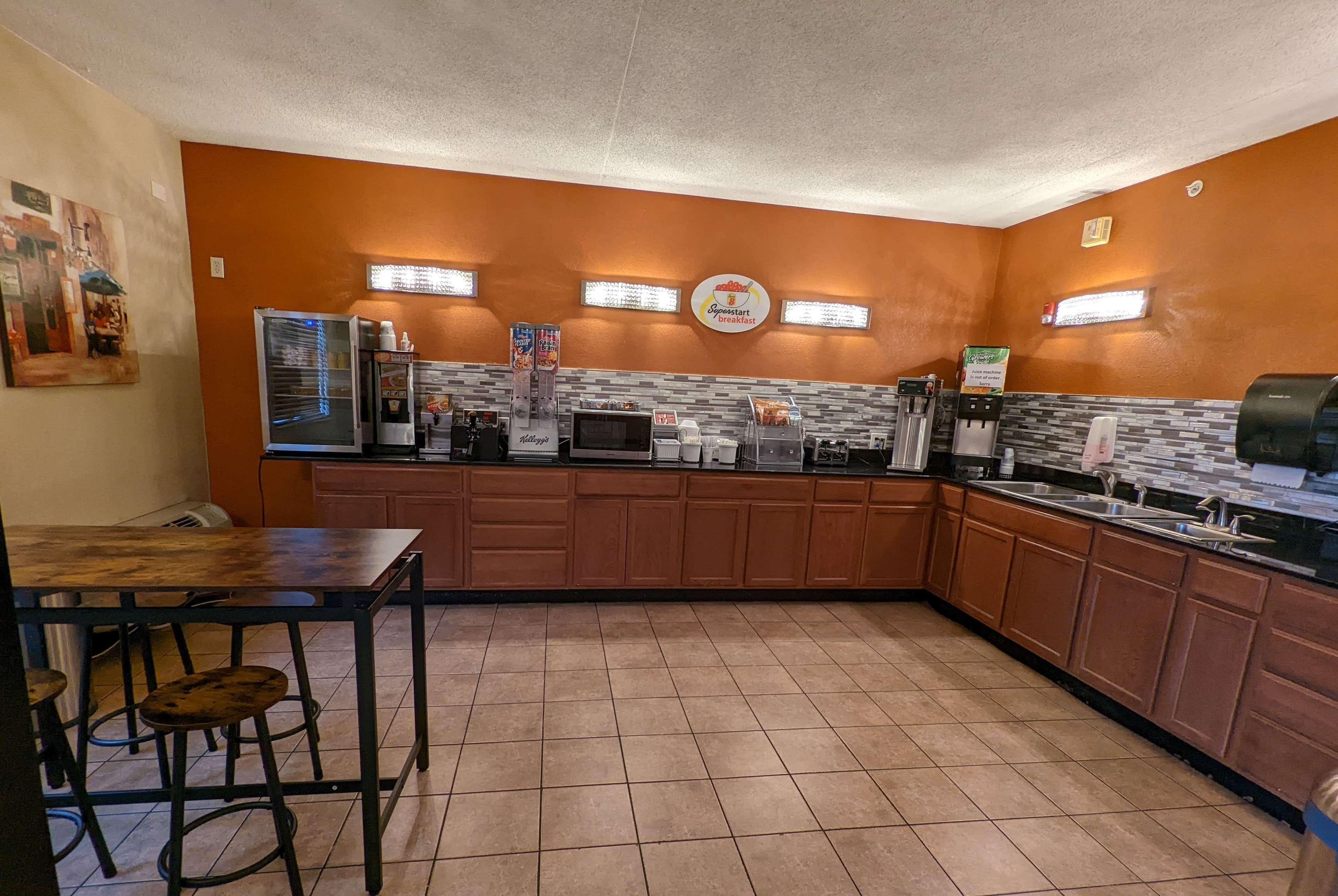Hotel Super 8 By Wyndham Wichita North Extérieur photo