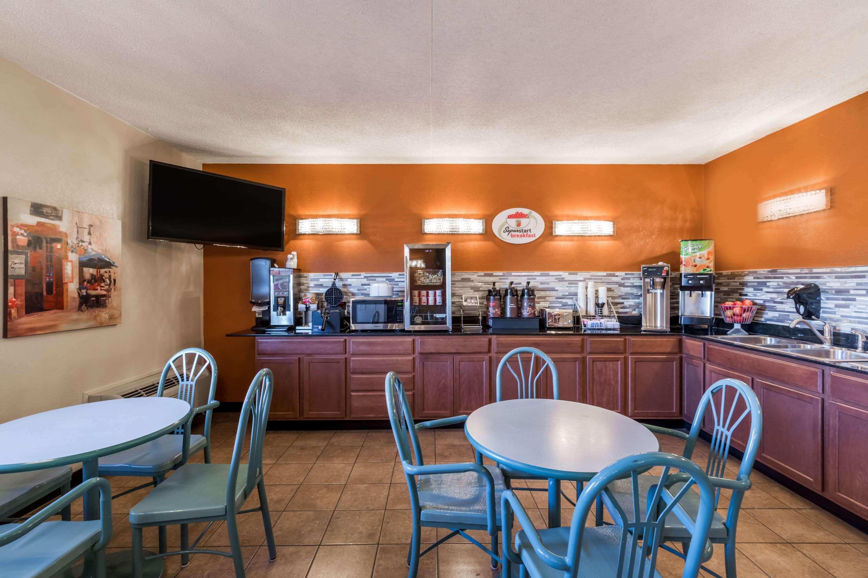 Hotel Super 8 By Wyndham Wichita North Extérieur photo