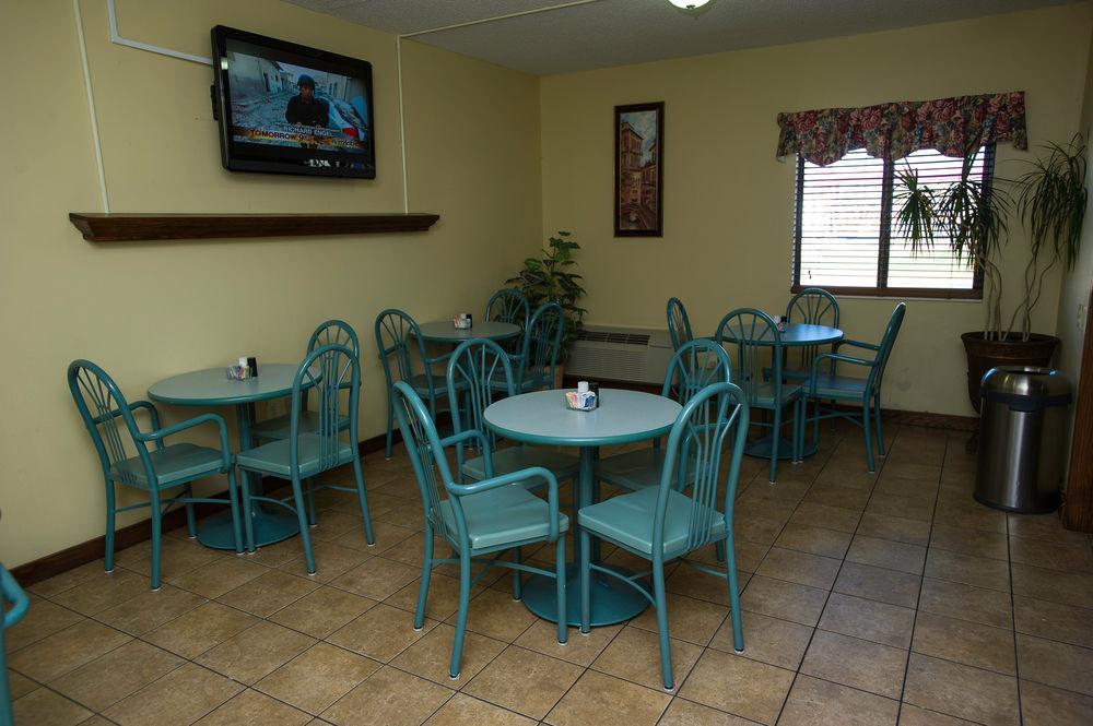Hotel Super 8 By Wyndham Wichita North Extérieur photo