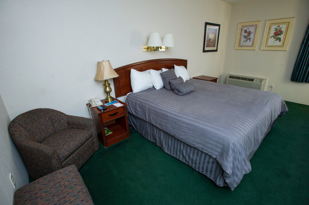 Hotel Super 8 By Wyndham Wichita North Extérieur photo