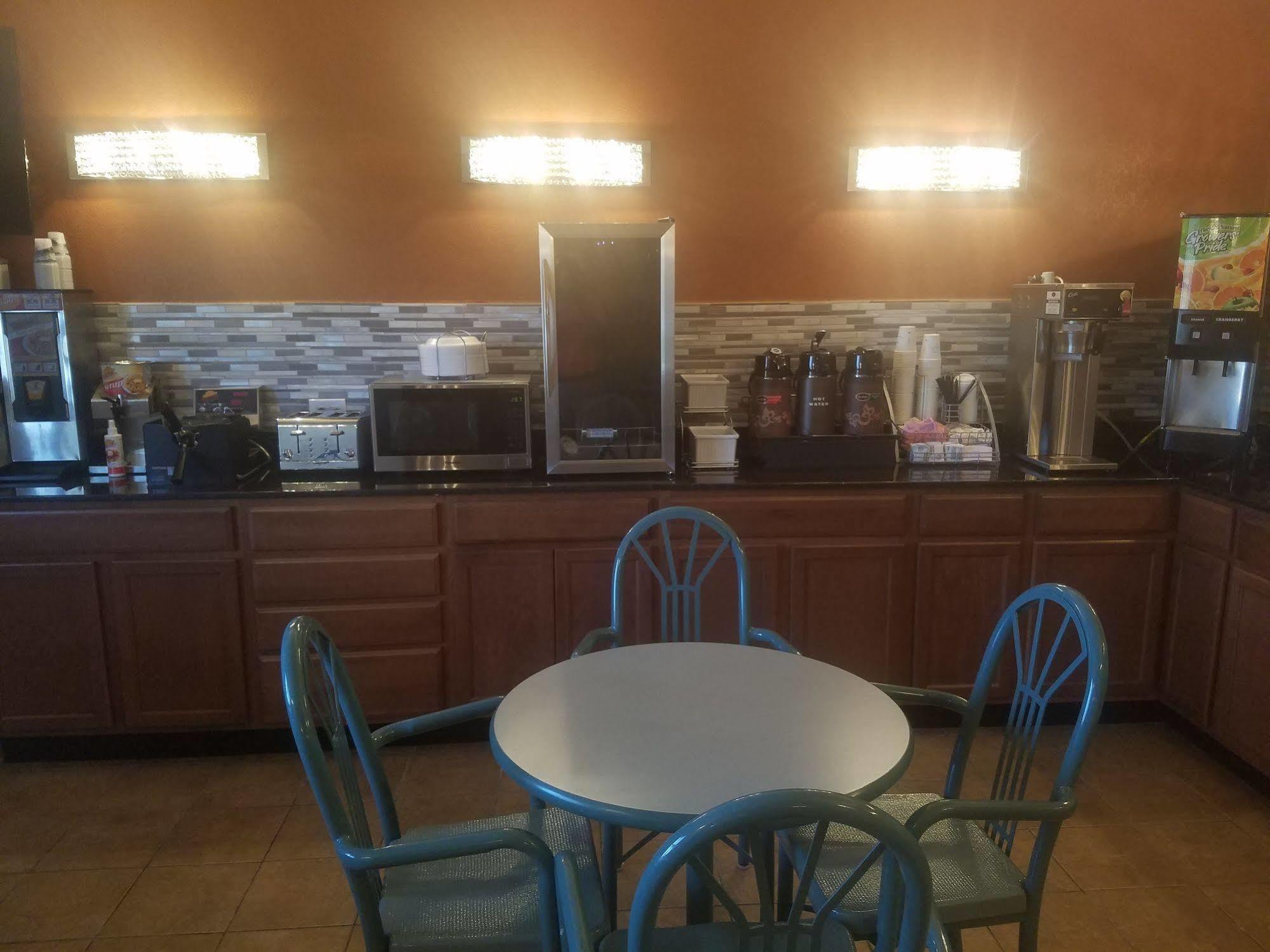 Hotel Super 8 By Wyndham Wichita North Extérieur photo