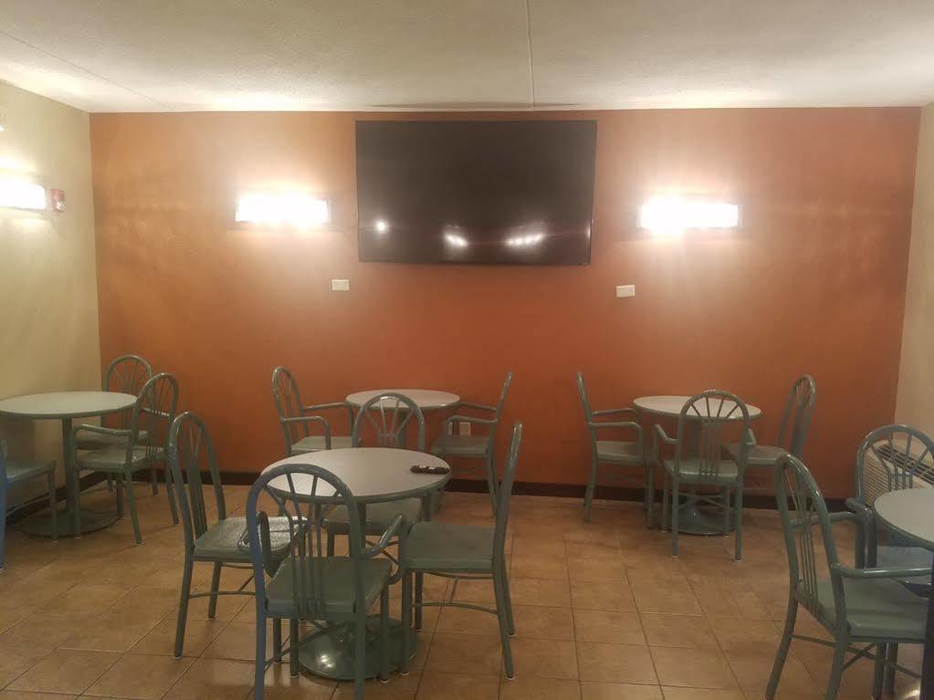 Hotel Super 8 By Wyndham Wichita North Extérieur photo