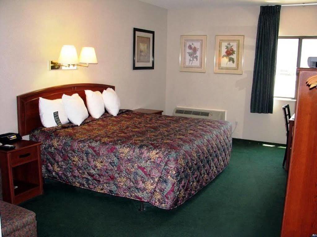 Hotel Super 8 By Wyndham Wichita North Extérieur photo