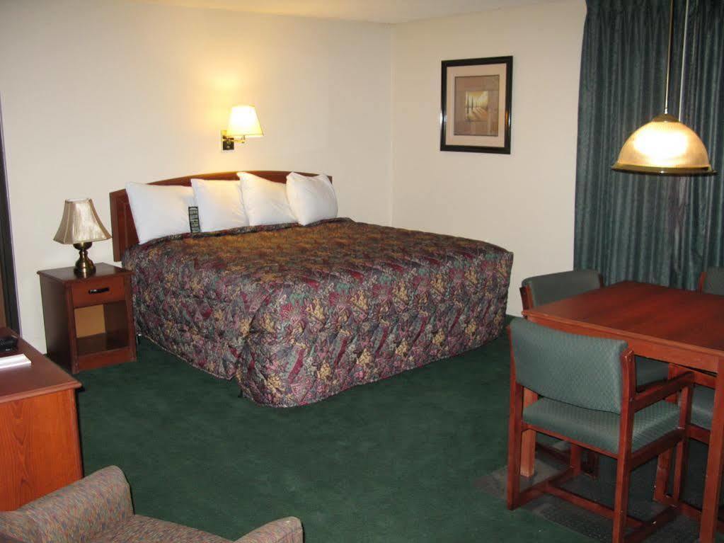 Hotel Super 8 By Wyndham Wichita North Extérieur photo