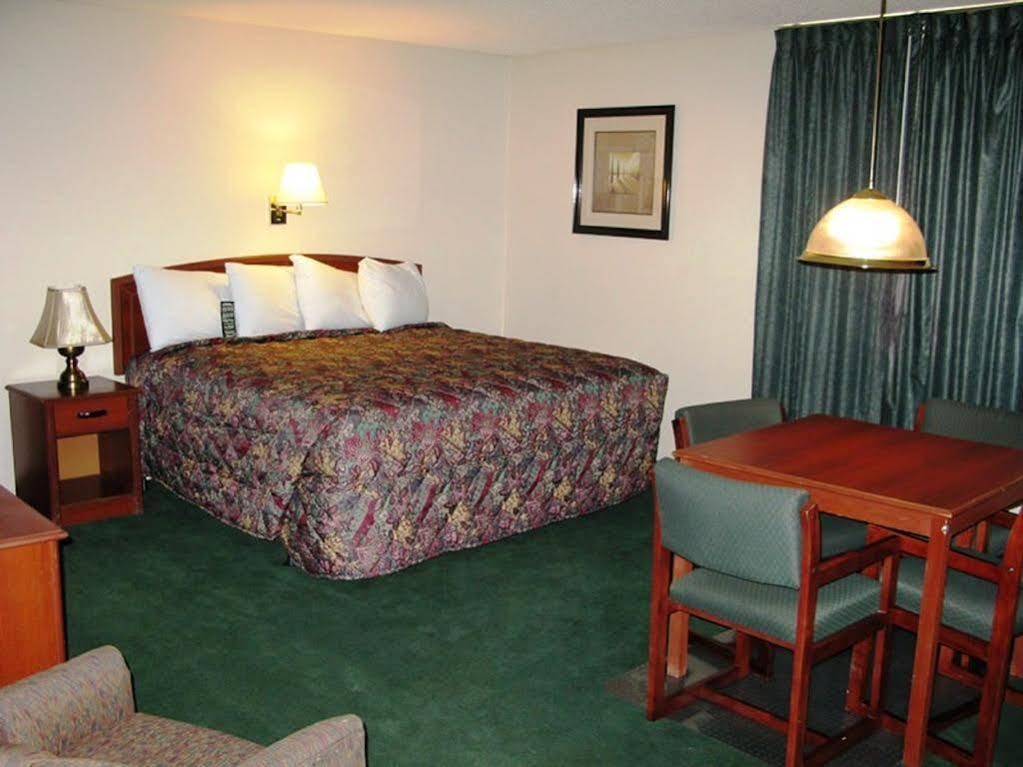 Hotel Super 8 By Wyndham Wichita North Extérieur photo