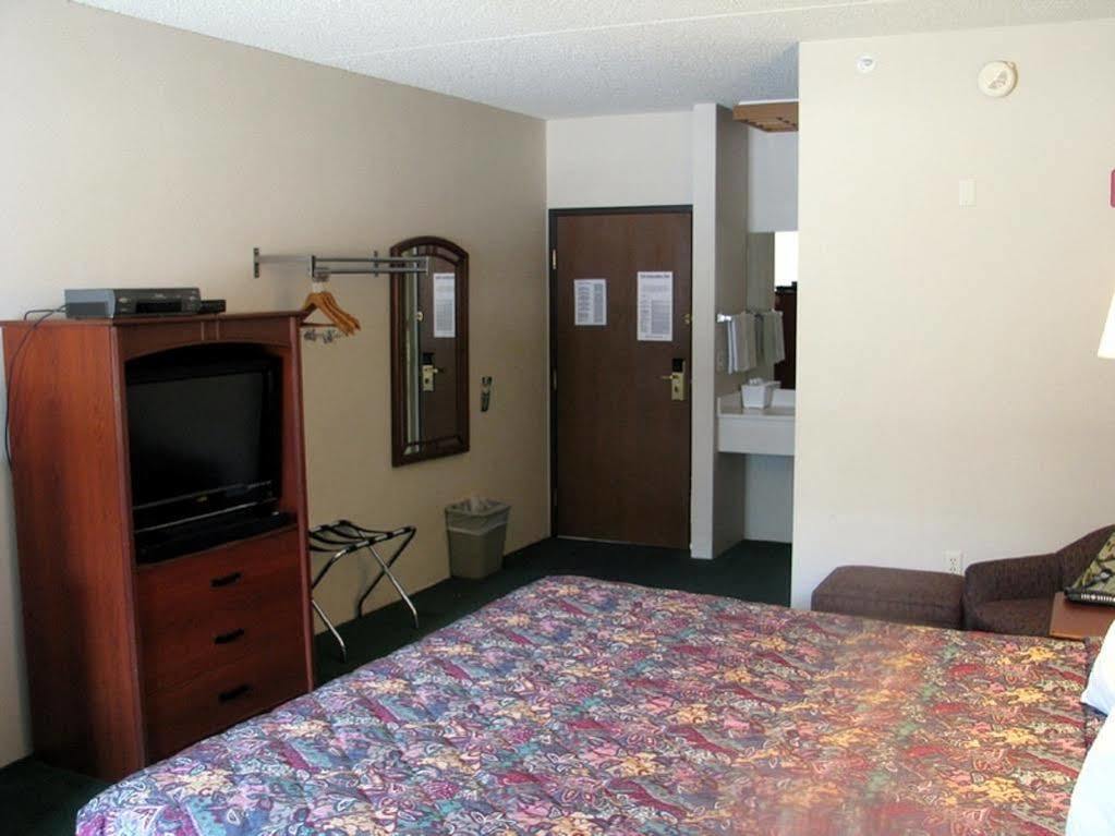 Hotel Super 8 By Wyndham Wichita North Extérieur photo