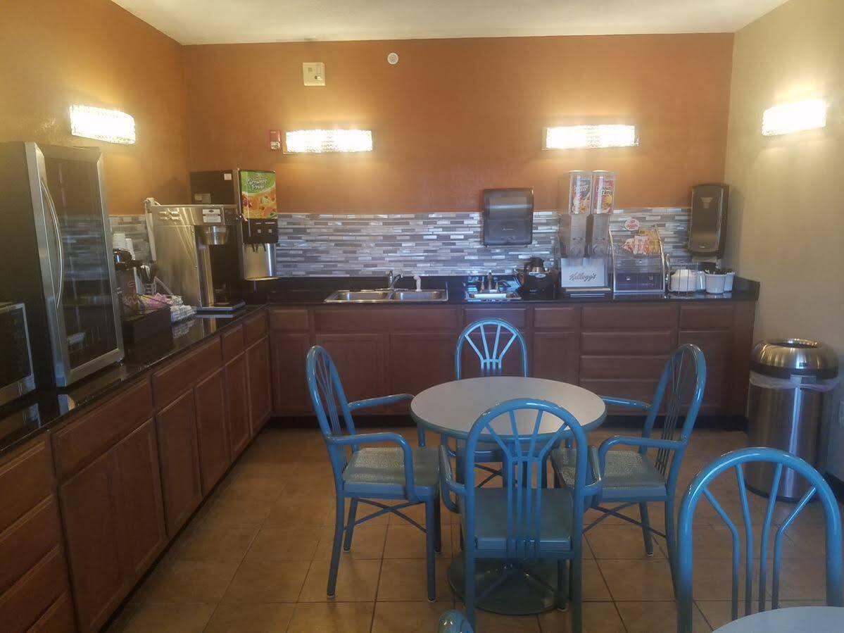 Hotel Super 8 By Wyndham Wichita North Extérieur photo